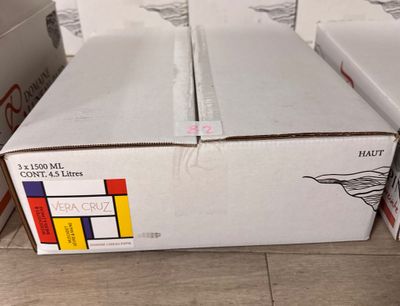 trois cartons posés par terre les uns à côté des autres