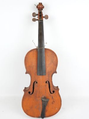 un vieux violon posé sur une surface blanche