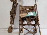 une photo d'une poussette recouverte d'une housse à imprimé léopard