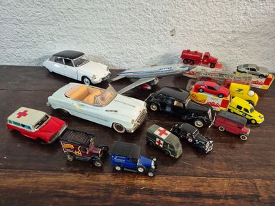 un grand nombre de petites voitures sur une table