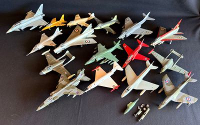 de nombreux avions de chasse posés sur une surface noire