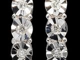 une paire de boucles d'oreilles en diamant sur fond noir