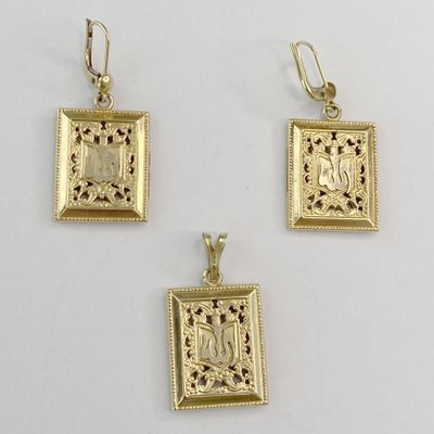 trois pendentifs plaqués or représentant un homme et une femme