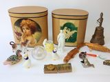 de nombreux objets divers posés sur la table