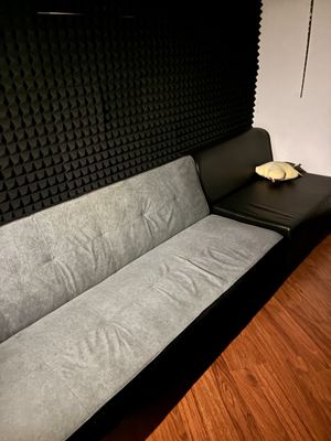 un canapé qui se trouve dans une pièce avec du parquet