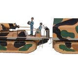 deux maquettes d'un char sur lequel se tient un homme