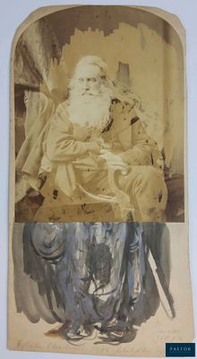 une vieille photo d'un homme barbu assis sur une chaise