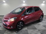 la toyota yaris rouge est garée sur un sol en damier