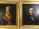 deux tableaux représentant un homme et une femme, dans un cadre doré