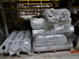 une pile de sacs en plastique posée sur une palette