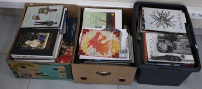 un grand nombre de livres qui se trouvent dans une boîte