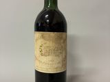 une bouteille de vin posée sur une table