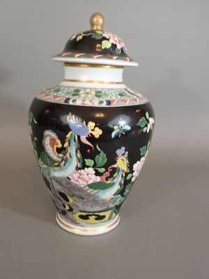un vase noir et blanc orné d'un oiseau