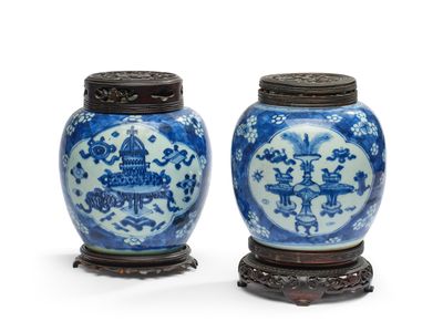 paire de vases bleus et blancs ornés de motifs orientaux, posés sur des socles