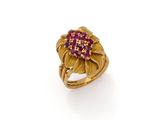 une image représentant une bague en or sertie de pierres roses
