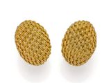 une paire de boucles d'oreilles en or jaune