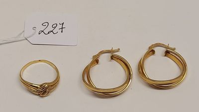 trois paires de boucles d'oreilles en or et une paire de boucles d'oreilles en or
