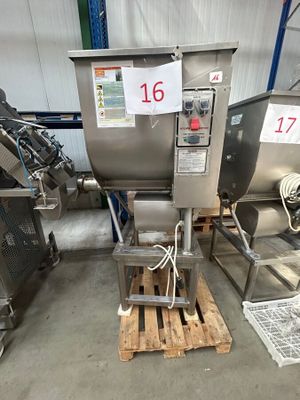 1 hachoir HOBART 4346, 380V, sur piétement
