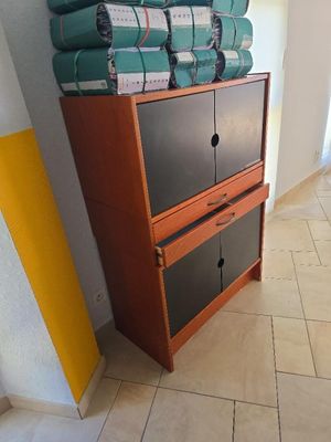 des serviettes empilées sur une armoire en bois dans une pièce