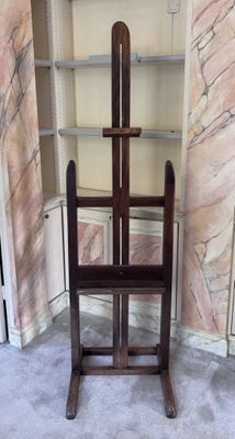 un chevalet en bois avec une étagère dans un coin de la pièce
