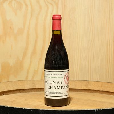 une bouteille de vin posée sur un tonneau