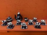 de nombreuses figurines sur une étagère dans une pièce