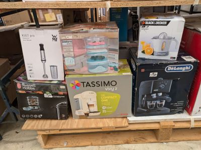 de nombreux cartons empilés sur une palette