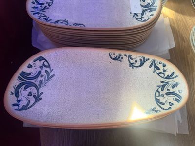 plusieurs assiettes posées sur une table