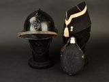 deux casques et un casque sont posés sur une surface noire
