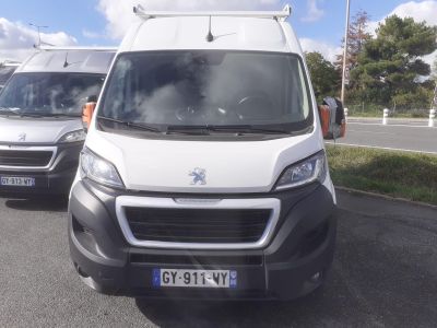 deux camionnettes blanches garées l'une à côté de l'autre dans un parking