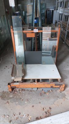 une vitrine en verre au milieu d'une pièce