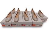 six paires de chaussures pour femmes dans une boîte posée sur une surface blanche