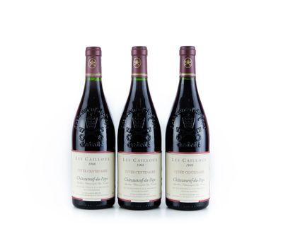 trois bouteilles de vin rouge posées l'une à côté de l'autre sur une surface blanche
