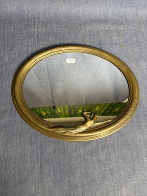 une photo d'un oiseau perché sur une branche devant un miroir