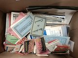 une boîte en carton remplie de livres et de papiers