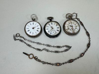 trois types différents de montres de poche posées sur une table