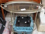 une table avec un plateau en verre sur laquelle est posé un panier