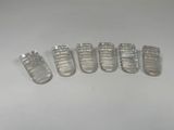 six gobelets en plastique transparent posés sur une table blanche