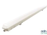 un gros plan d'un luminaire blanc sur fond blanc