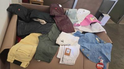 15 / LOT DE 165 kg DE VETEMENTS DE TAILLES ET MARQUES …