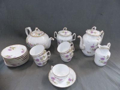 une image d'un groupe de plats, de tasses et de soucoupes en porcelaine