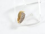une paire de boucles d'oreilles en diamant dans une boîte transparente posée sur un fond blanc