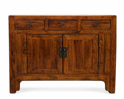 une armoire en bois comportant deux tiroirs et deux portes