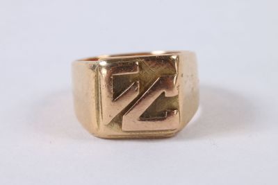 a close up of a gold ring with a z on it