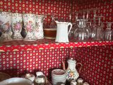 une étagère sur laquelle sont posés de nombreux assiettes et tasses