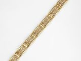 un bracelet en or orné d’un motif très travaillé