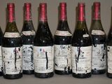six bouteilles de vin sont alignées sur une table