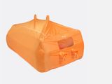 un sac gonflable orange sur fond blanc