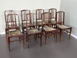 six chaises alignées
