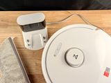 un robot blanc posé sur une table en bois